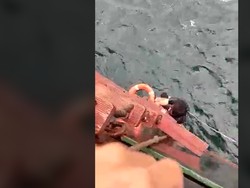 Detik-detik Penyelamatan Pria Terombang-ambing di Selat Karimata