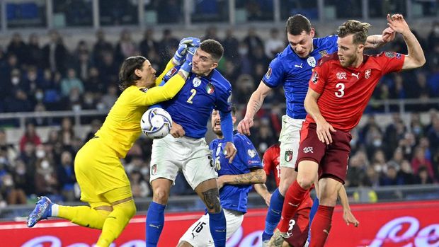 Italy's defender Giovanni Di Lorenzo (2ndL) scores an equalizer during the FIFA World Cup Qatar 2022 qualification Group C football match between Italy and Switzerland on November 12, 2021 at the Olympic stadium in Rome. (Photo by Alberto PIZZOLI / AFP)