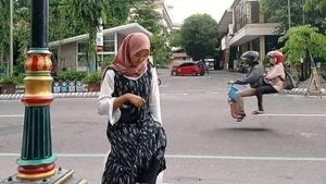 7 Latar Belakang Dalam Foto Ini Nyeleneh Abis, Bikin Cekikikan & Lihat 2 Kali