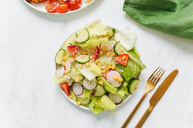 Semangkuk salad sayur nikmati dikonsumsi dengan berbagai pilihan dressing