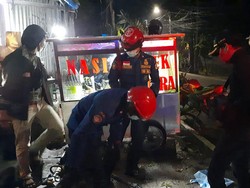 Tengah Malam AirPods Pembeli Nasi Bebek Jatuh ke Got, Damkar Turun Tangan