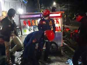 Tengah Malam AirPods Pembeli Nasi Bebek Jatuh ke Got, Damkar Turun Tangan Tengah Malam AirPods Pembeli Nasi Bebek Jatuh ke Got, Damkar Turun Tangan