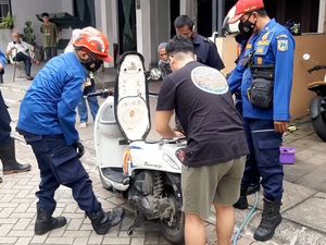 Hiii! Ular Sembunyi di Mesin Motor Matic Warga di Jaktim