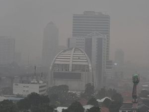 Hujan Deras Disertai Petir Guyur Jakarta, Waspada Banjir