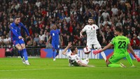 Henderson juga turut mencatatkan namanya di papan skor pada menit ke-28. AP Photo/Ian Walton.