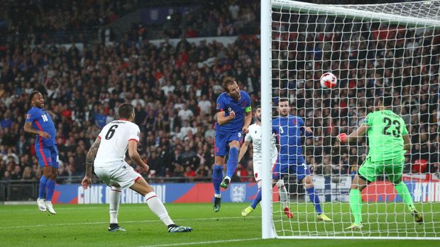 LONDON, ENGLAND - NOVEMBER 12: Harry Kane of England scores their side's second goal past Thomas Strakosha of Albania during the 2022 FIFA World Cup Qualifier match between England and Albania at Wembley Stadium on November 12, 2021 in London, England. (Photo by Clive Rose/Getty Images)