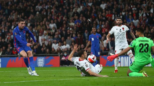 LONDON, ENGLAND - NOVEMBER 12: Jordan Henderson of England scores their side's third goal whilst under pressure from Ardian Ismajli of Albania during the 2022 FIFA World Cup Qualifier match between England and Albania at Wembley Stadium on November 12, 2021 in London, England. (Photo by Clive Rose/Getty Images)