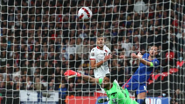 LONDON, ENGLAND - NOVEMBER 12: Harry Kane of England scores their side's fourth goal past Thomas Strakosha of Albania during the 2022 FIFA World Cup Qualifier match between England and Albania at Wembley Stadium on November 12, 2021 in London, England. (Photo by Clive Rose/Getty Images)