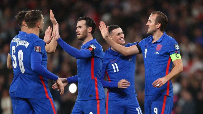 LONDON, ENGLAND - NOVEMBER 12: Harry Kane of England celebrates with Phil Foden after scoring their sides second goal during the 2022 FIFA World Cup Qualifier match between England and Albania at Wembley Stadium on November 12, 2021 in London, England. (Photo by Clive Rose/Getty Images)