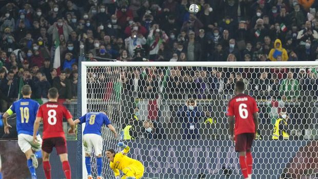 Switzerland goalkeeper Yann Sommer celebrates after Italy's Jorginho, third left, blasted the ball over the bar to miss a penalty during the World Cup 2022 group C qualifying soccer match between Italy and Switzerland at Rome's Olympic stadium, Friday, Nov. 12, 2021. (AP Photo/Gregorio Borgia)