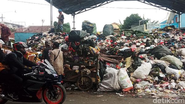 Duh, Gunungan Sampah di TPS Pagarsih Bandung Meluber ke Jalan