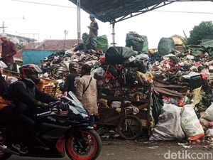 Sampah di TPS Pagarsih Meluber ke Jalan, Pemkot Bandung Minta Maaf
