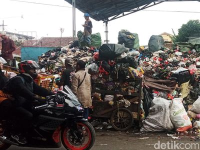 Duh, Gunungan Sampah di TPS Pagarsih Bandung Meluber ke Jalan