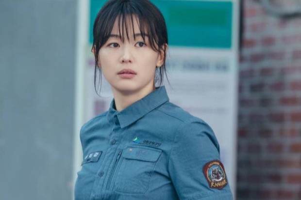 Terakhir, setelah lama tidak mengambil proyek akting, Jun Ji Hyun juga termasuk salah satu artis yang comeback di tahun 2021 ini.
