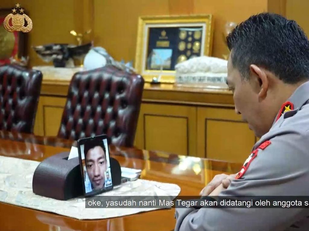 Momen Kapolri Wujudkan Impian Atlet Peraih Emas PON Ini Jadi Polisi Momen Kapolri Wujudkan Impian Atlet Peraih Emas PON Ini Jadi Polisi