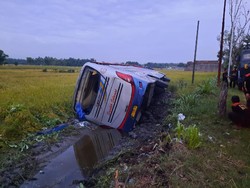 Bus Sugeng Rahayu yang Bawa 30 Penumpang Terguling di Nganjuk
