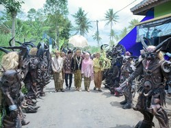 Viral Nikah Bawa Arak-arakan Monster, Pengantin Minta Maaf ke Netizen