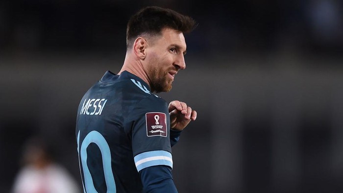 BUENOS AIRES, ARGENTINA - OCTOBER 14: Lionel Messi of Argentina gestures during a match between Argentina and Peru as part of South American Qualifiers for Qatar 2022 at Estadio Monumental Antonio Vespucio Liberti on October 14, 2021 in Buenos Aires, Argentina. (Photo by Marcelo Endelli/Getty Images)