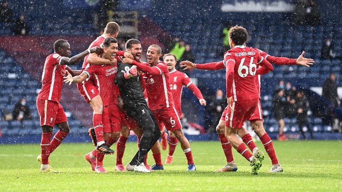 WEST BROMWICH, ENGLAND - MAY 16: Alisson Becker of Liverpool is congratulated by Sadio Mane, Roberto Firmino, Thiago Alcantara, Trent Alexander-Arnold and Fabinho after scoring the winning goal during the Premier League match between West Bromwich Albion and Liverpool at The Hawthorns on May 16, 2021 in West Bromwich, England. (Photo by Laurence Griffiths/Getty Images)