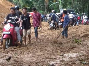 Waspada! Jalur Lintas Barat Sulawesi Licin, Pemotor Sampai Jatuh