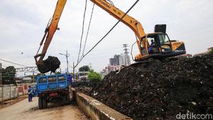 Lumpur Kanal Banjir Barat Dikeruk