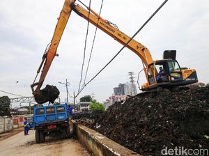 Lumpur Kanal Banjir Barat Dikeruk