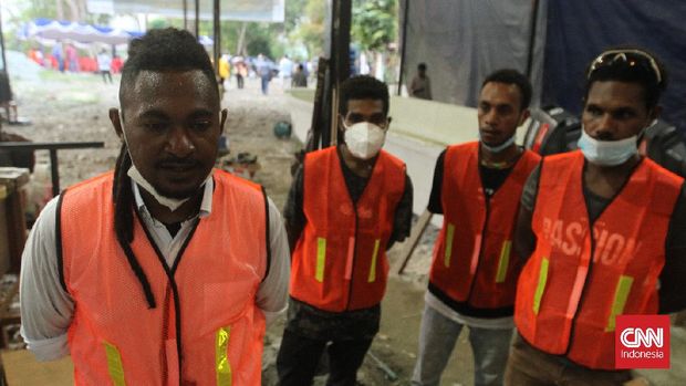 Suasana di bengkel kapal di belakang Fakultas Teknik Universitas Cenderawasih, Papua, Jumat (12/11). Sekelompok mahasiswa dari Universitas Cenderawasih dan Institut Teknologi Sepuluh Nopember (ITS) diminta Menteri Sosial Tri Rismaharini untuk membuat kapal guna menunjang mobilitas warga di Papua.
