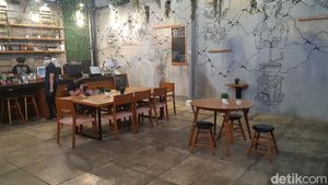 Foto: Ada Perpustakaan dalam Kafe, Bisa Baca Buku sambil Ngopi