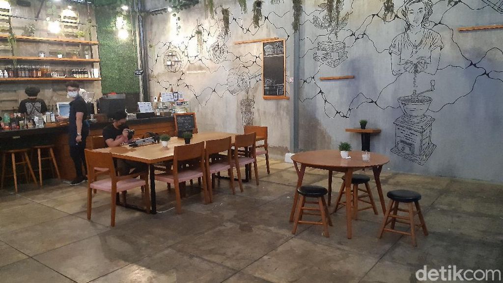 Foto: Ada Perpustakaan dalam Kafe, Bisa Baca Buku sambil Ngopi Foto: Ada Perpustakaan dalam Kafe, Bisa Baca Buku sambil Ngopi