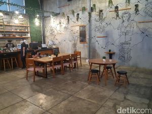 Foto: Ada Perpustakaan dalam Kafe, Bisa Baca Buku sambil Ngopi Foto: Ada Perpustakaan dalam Kafe, Bisa Baca Buku sambil Ngopi