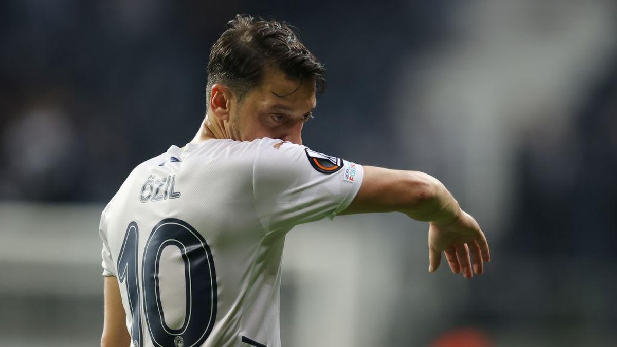 Mesut Oezil dikeluarkan dari skuad Fenerbahce. (Foto: Getty Images/Alex Grimm)