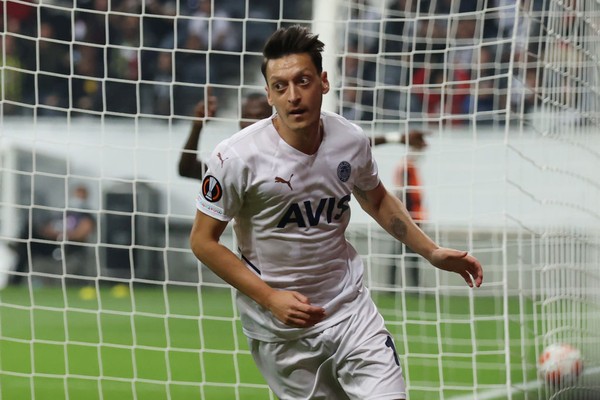 FRANKFURT AM MAIN, GERMANY - SEPTEMBER 16: Mesut Ozil of Fenerbahce reacts during the UEFA Europa League group D match between Eintracht Frankfurt and Fenerbahce at Deutsche Bank Park on September 16, 2021 in Frankfurt am Main, Germany. (Photo by Alex Grimm/Getty Images)