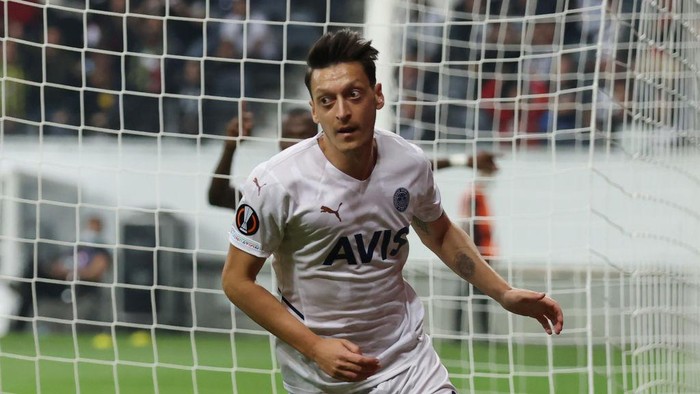 FRANKFURT AM MAIN, GERMANY - SEPTEMBER 16: Mesut Ozil of Fenerbahce reacts during the UEFA Europa League group D match between Eintracht Frankfurt and Fenerbahce at Deutsche Bank Park on September 16, 2021 in Frankfurt am Main, Germany. (Photo by Alex Grimm/Getty Images)