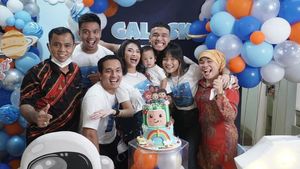 Momen Bahagia Ibunda Bibi Andriansyah Saat Kulineran Bareng Mendiang Vanessa Angel
