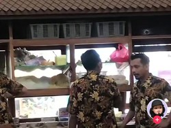 Ngakak! Makan Bakso Pakai Batik, Motifnya Sama dengan Seragam Pelayan Bakso