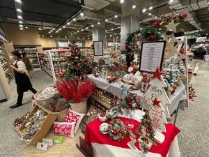 Ornamen Natal Mulai Hiasi Pusat Perbelanjaan Ornamen Natal Mulai Hiasi Pusat Perbelanjaan