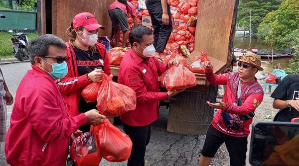 PDI Perjuangan membeberkan bukti kader dan menteri dari partainya turun ke Kabupaten Sintang, Kalimantan Barat (Kalbar), membantu warga yang terdampak banjir. PDIP bertanya balik pada politikus Partai Gerindra, Fadli Zon, yang mempertanyakan kapan Presiden Joko Widodo (Jokowi) ke Sintang.