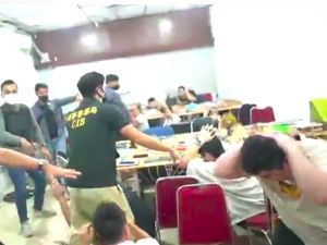 Video Penggerebekan 48 WNA Sindikat Pemerasan Via Sex Phone