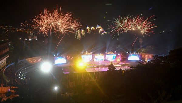 Pesta Kembang Api Semarakkan Penutupan Peparnas Papua