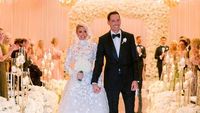 8 Foto Paris Hilton Pakai Gaun Pengantin Terinspirasi Grace Kelly