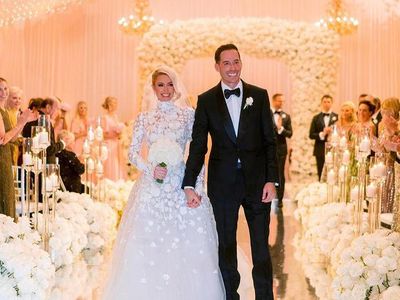 8 Foto Paris Hilton Pakai Gaun Pengantin Terinspirasi Grace Kelly