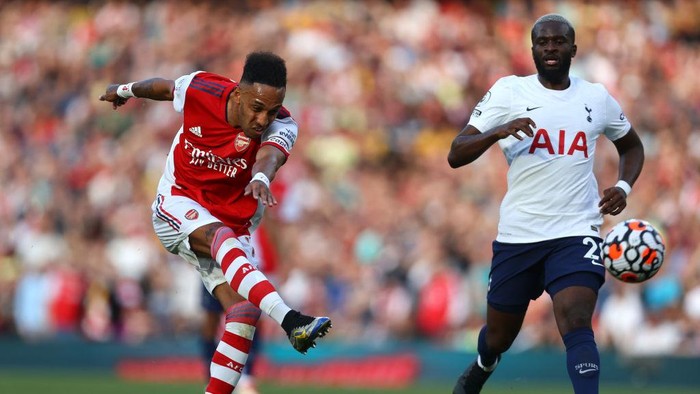 LONDON, ENGLAND - SEPTEMBER 26: Pierre-Emerick Aubameyang of Arsenal shoots during the Premier League match between Arsenal and Tottenham Hotspur at Emirates Stadium on September 26, 2021 in London, England. (Photo by Clive Rose/Getty Images)