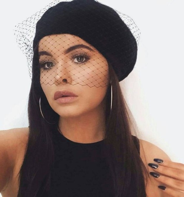 Trend accessories tahun 2022 beret with the net