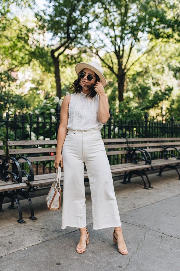 Padukan dengan fashion item berwarna monochrome.