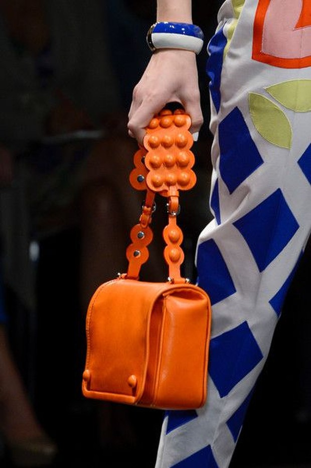 Are there oranges in the bag. Vivienne Westwood Mini Bag Orange. Balenciaga сумка 2022 оранжевый. Оранжевые аксессуары. Оранжевая сумка 2022.