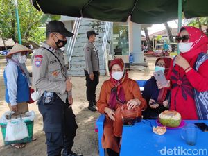 Duh, Wisatawan di Pantai Pangandaran Banyak yang Lepas Masker