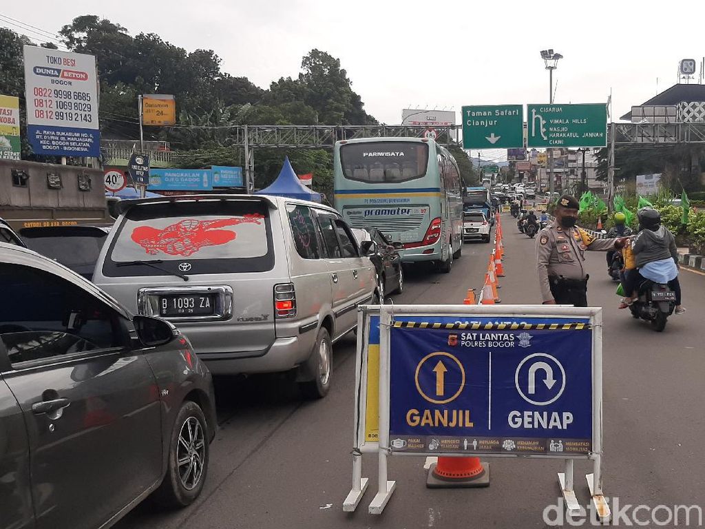 Padat Merayap, Polisi Berlakukan Buka Tutup dan Gage di Kawasan Wisata Puncak Padat Merayap, Polisi Berlakukan Buka Tutup dan Gage di Kawasan Wisata Puncak