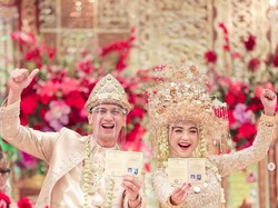 Sentuhan Pertama Ria Ricis dan Teuku Ryan