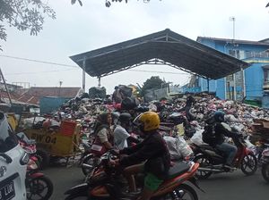 Hii..Sampah di TPS Pagarsih Bandung Menggunung hingga Luber ke Jalan