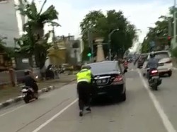 Cegah Macet, Polantas Bantu Dorong Mobil Mogok di Jalanan Medan